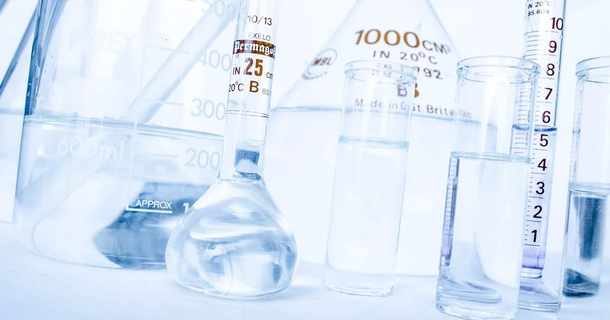 Illustrate the educational curriculum and lab training for pharmacy students