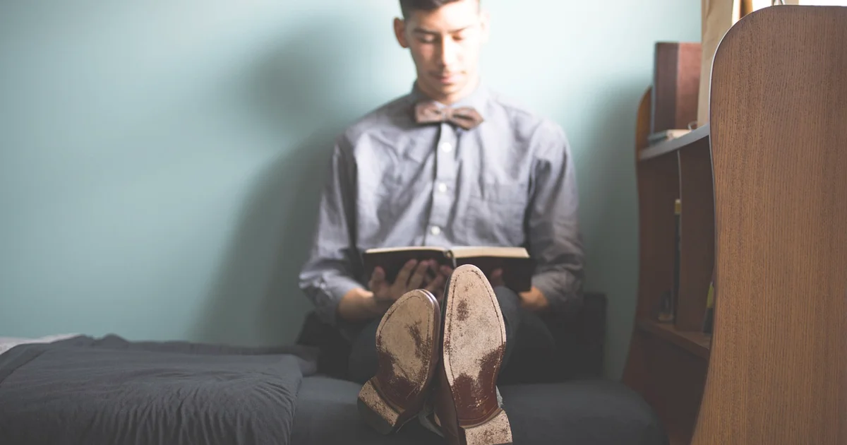 Show the daily social and residential life of students living in a campus dormitory